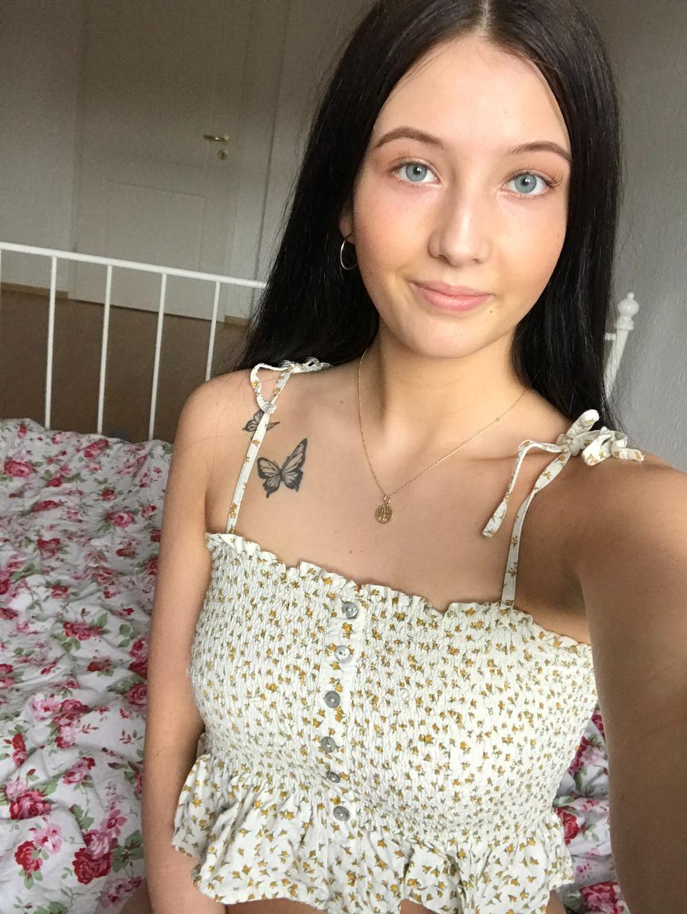 20P Adolescente gostosa mostra seus seios firmes e sua boceta raspada em um strip-tease sexy em sua cama
