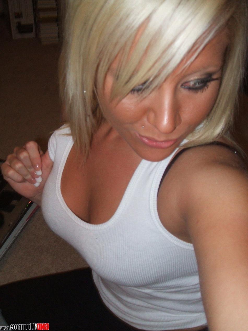 12P Blonder Teenager zieht sich bei einem heißen Self-Shot-Auftritt den Hintern aus