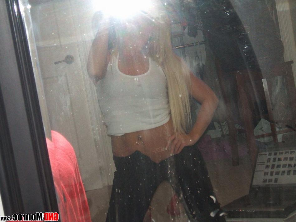 12P Blonder Teenager zieht sich bei einem heißen Self-Shot-Auftritt den Hintern aus