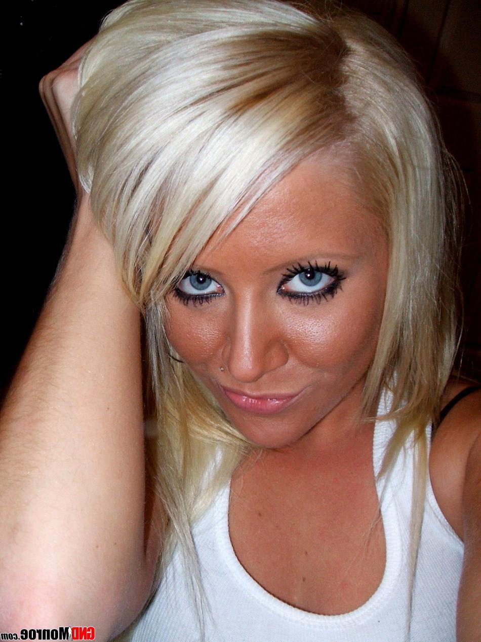 12P Blonder Teenager zieht sich bei einem heißen Self-Shot-Auftritt den Hintern aus