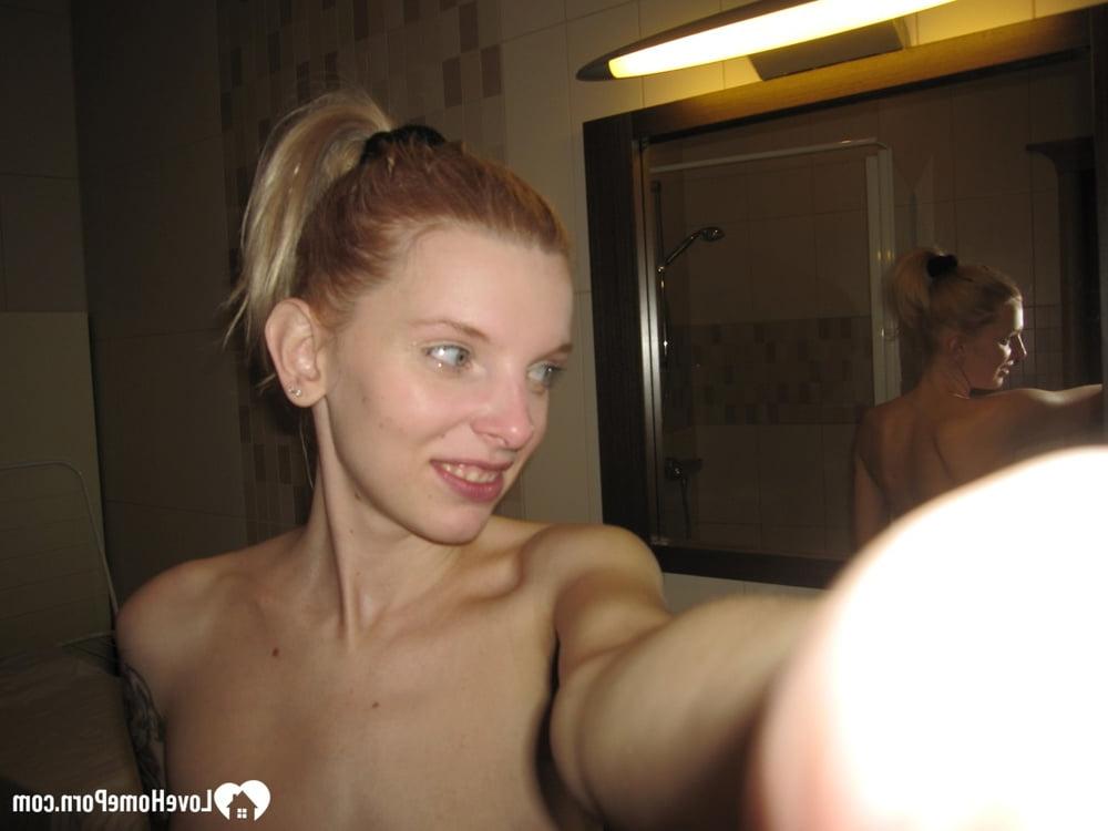 14P Amatrice maigre montre ses jolis seins tout en prenant des selfies nues dans le miroir