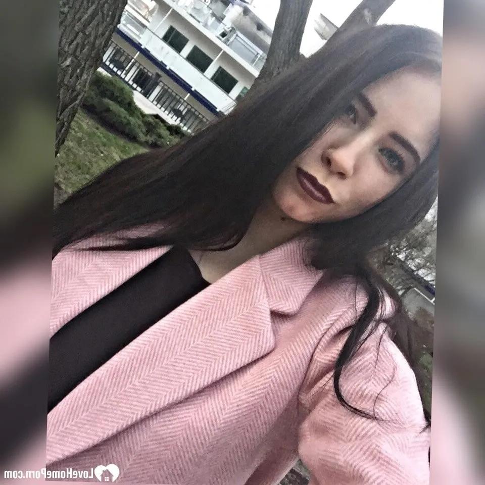 20P Une mignonne aux cheveux noirs taquine avec sa petite silhouette dans des selfies miroir chauds
