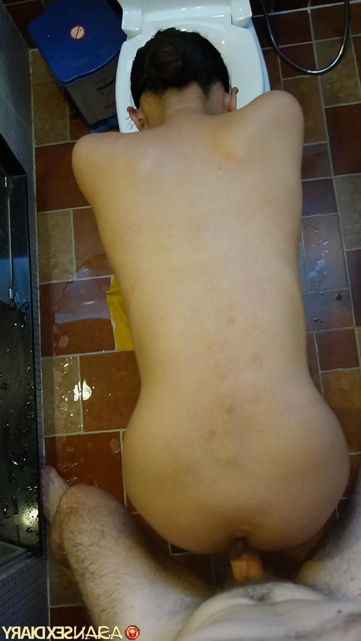 16P Die kleine Amateur-Teenager-Gang lässt sich im POV in ihre haarige asiatische Muschi ficken