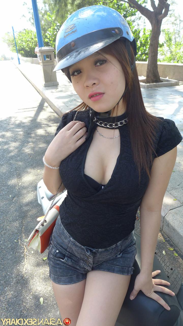 20P Petite Asian babe Cam posa, tira e deixa sua buceta peluda lisa no POV