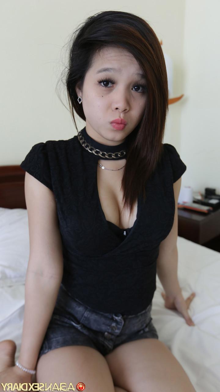 20P Petite Asian babe Cam posa, tira e deixa sua buceta peluda lisa no POV