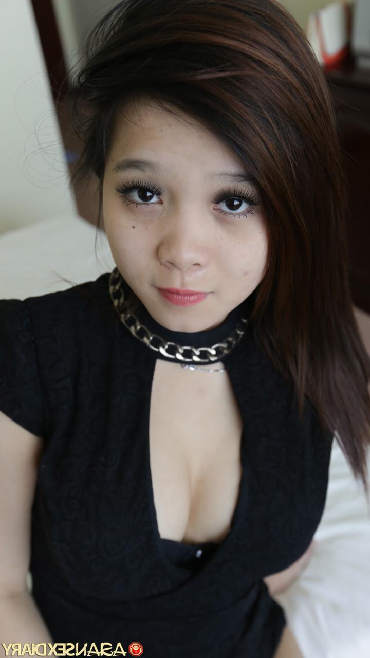 20P Petite Asian babe Cam posa, tira e deixa sua buceta peluda lisa no POV