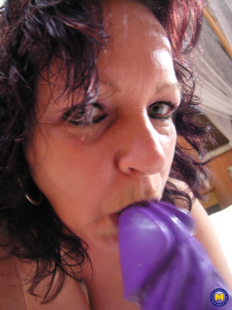 20P A madura Hetty mostra seus peitos grandes com piercings nos mamilos antes de se masturbar