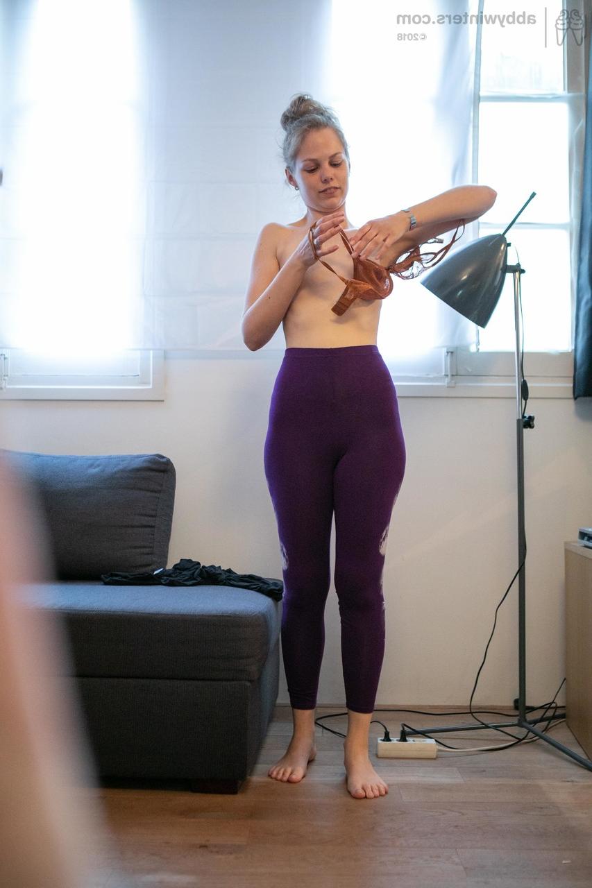20P Rose K, une jolie amatrice australienne au cul chaud, enfile des vêtements.