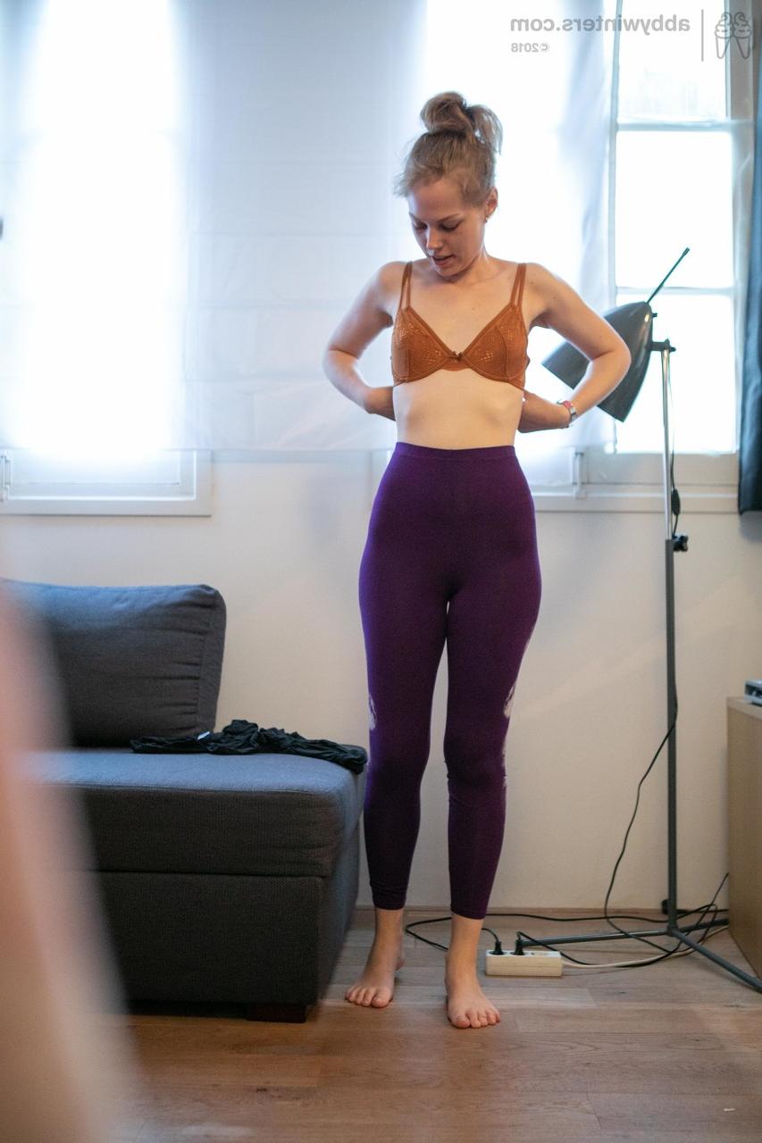 20P Rose K, une jolie amatrice australienne au cul chaud, enfile des vêtements.