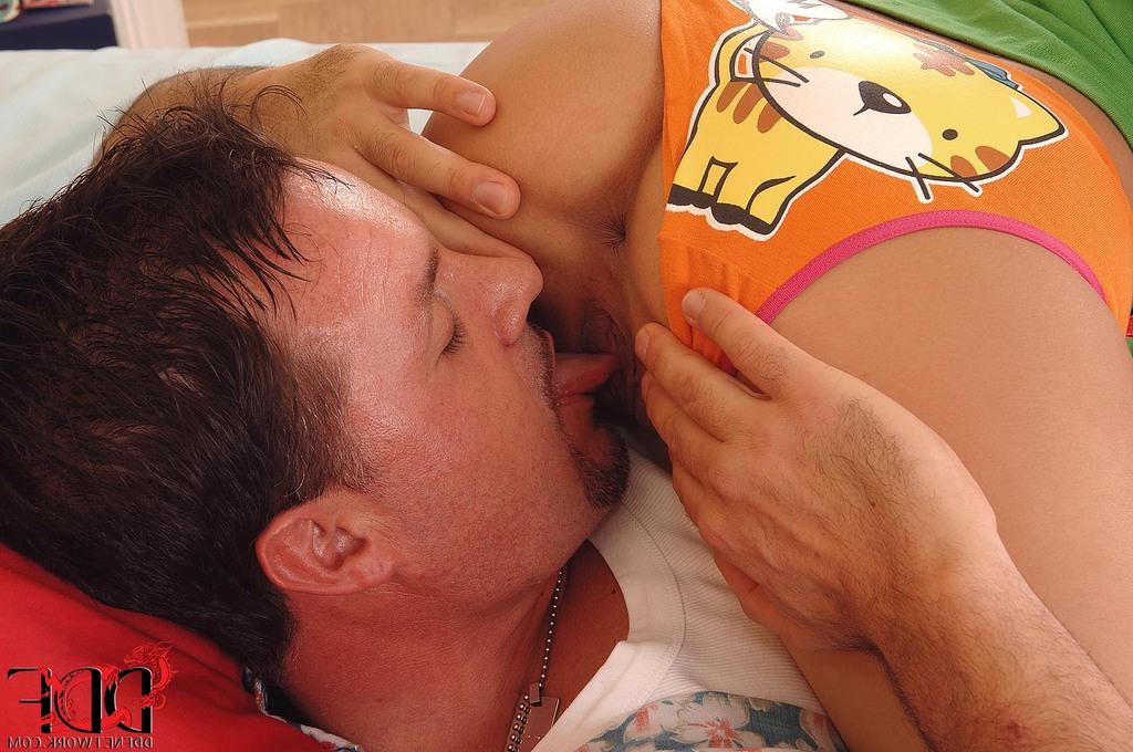 16P La pequeña asiática Courtney grita durante una dura penetración anal