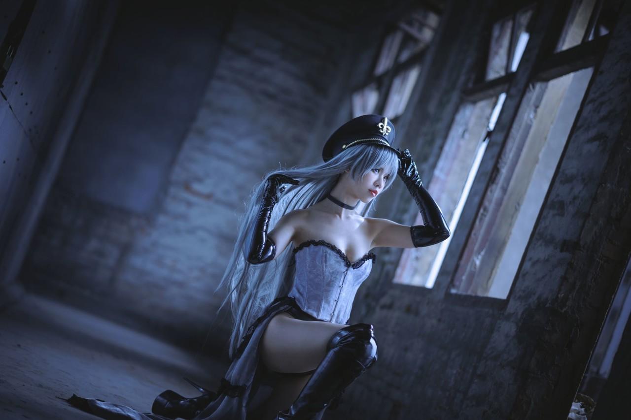 10P Petite Asian cosplay babe com botas de couro preto posando em um solo
