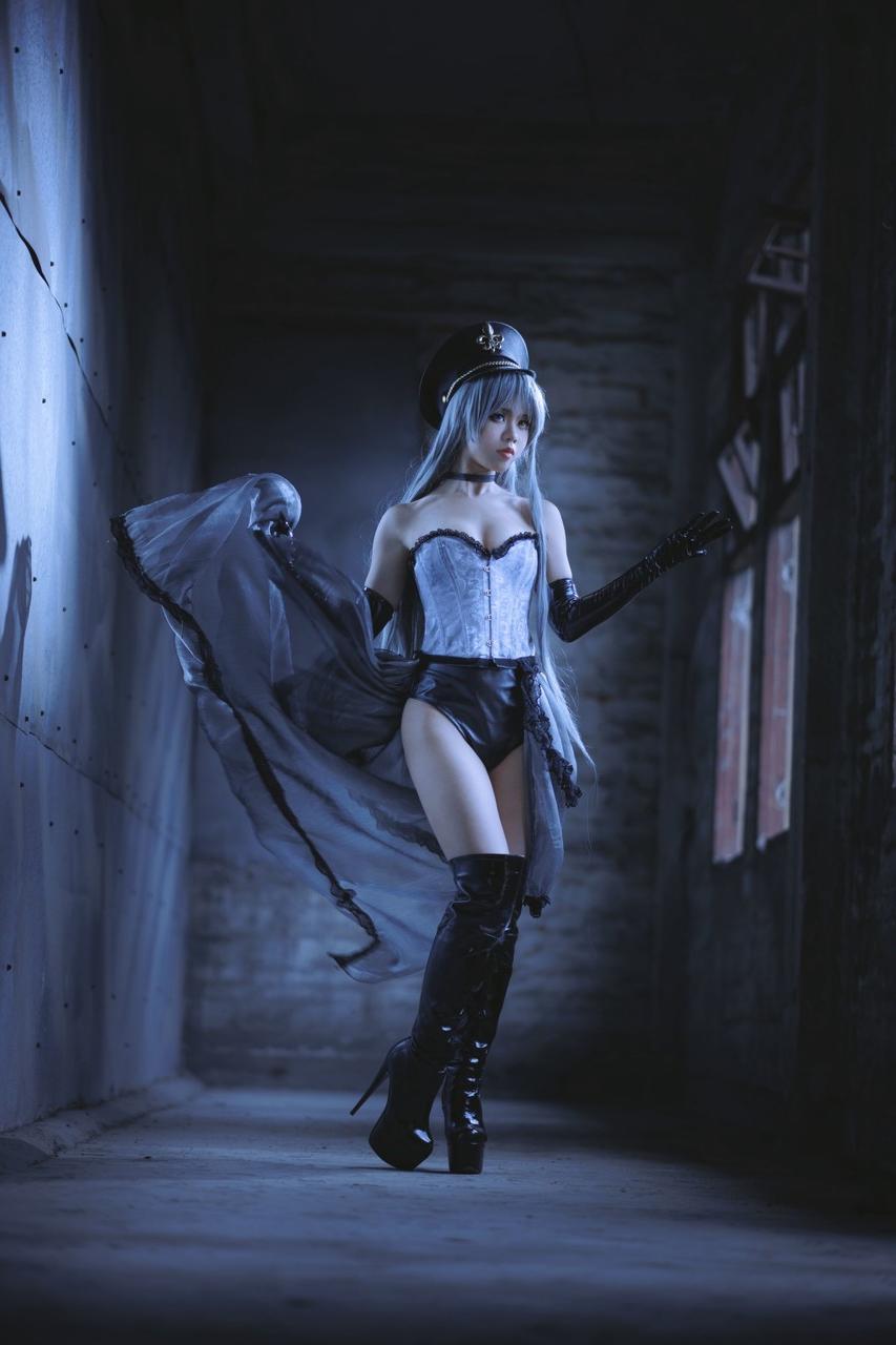 10P Petite Asian cosplay babe com botas de couro preto posando em um solo