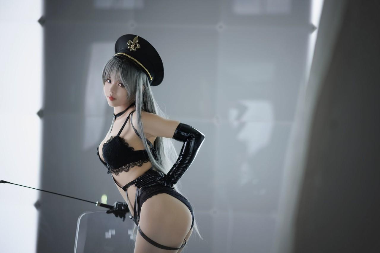 10P Petite Asian cosplay babe com botas de couro preto posando em um solo
