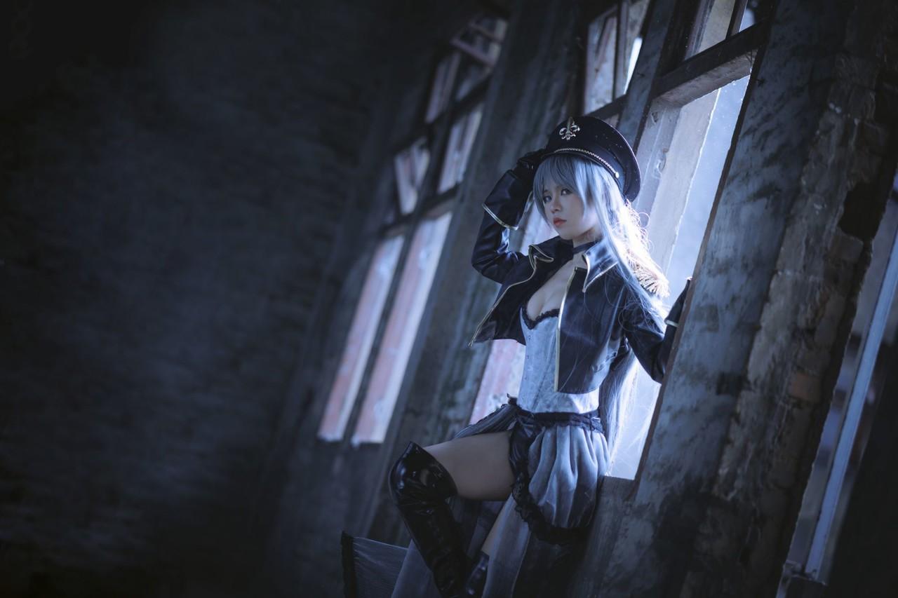 10P Petite Asian cosplay babe com botas de couro preto posando em um solo