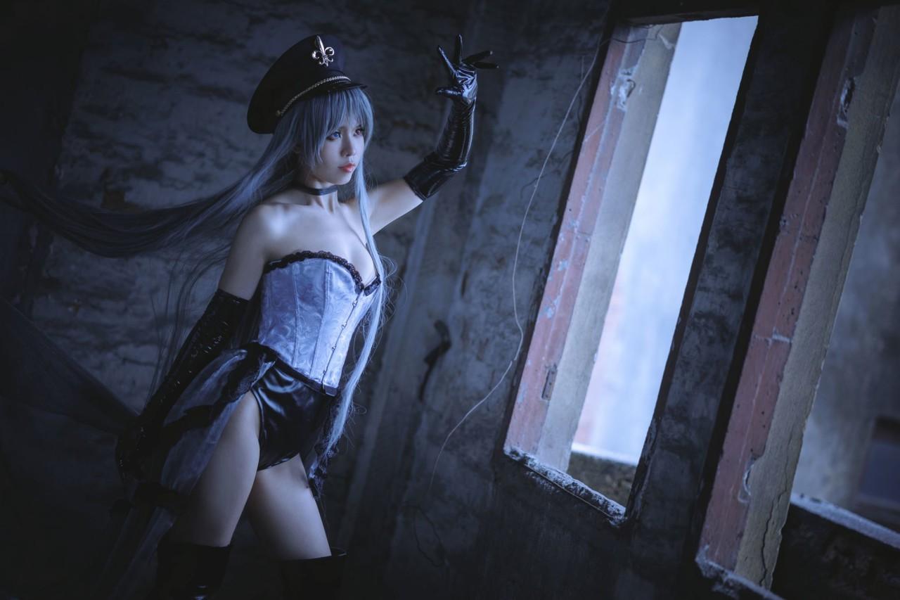10P Petite Asian cosplay babe com botas de couro preto posando em um solo