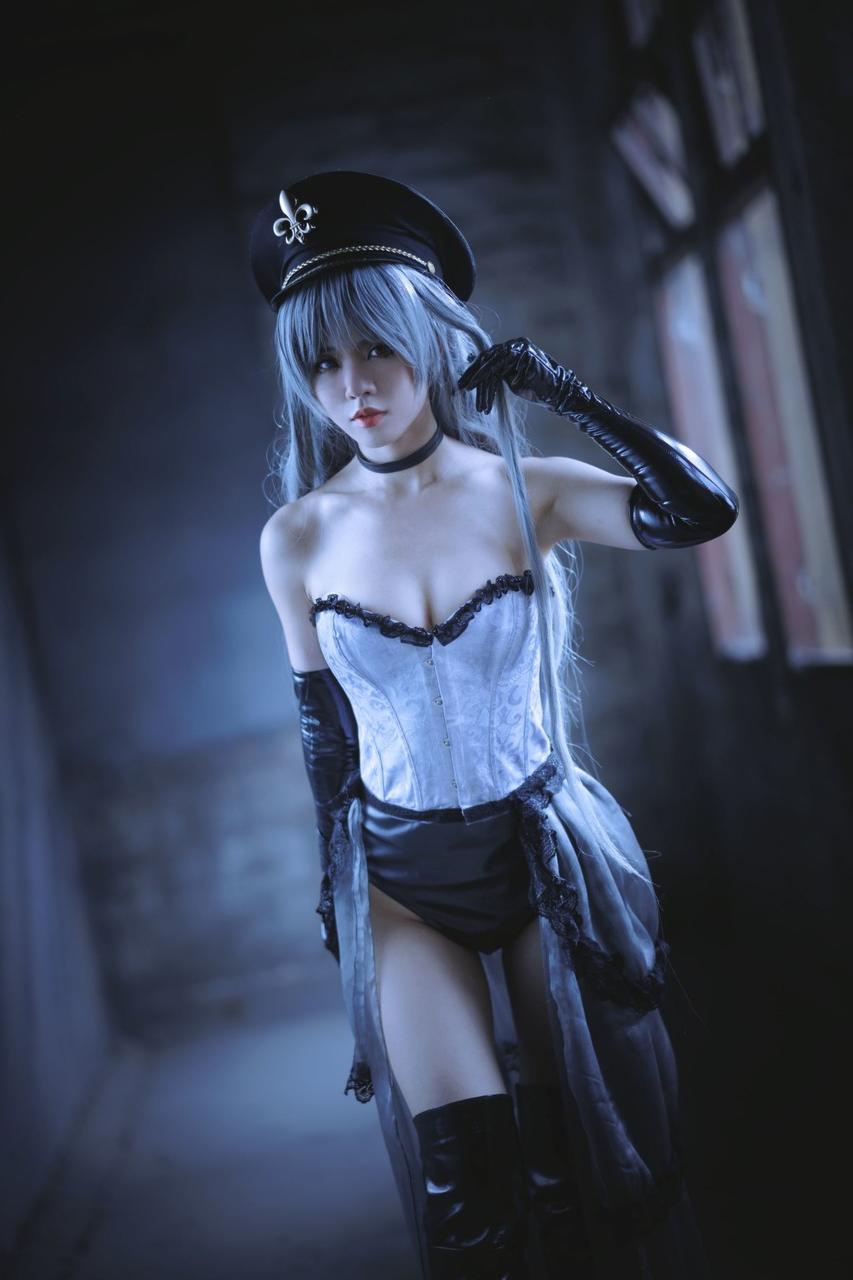 10P Petite Asian cosplay babe com botas de couro preto posando em um solo