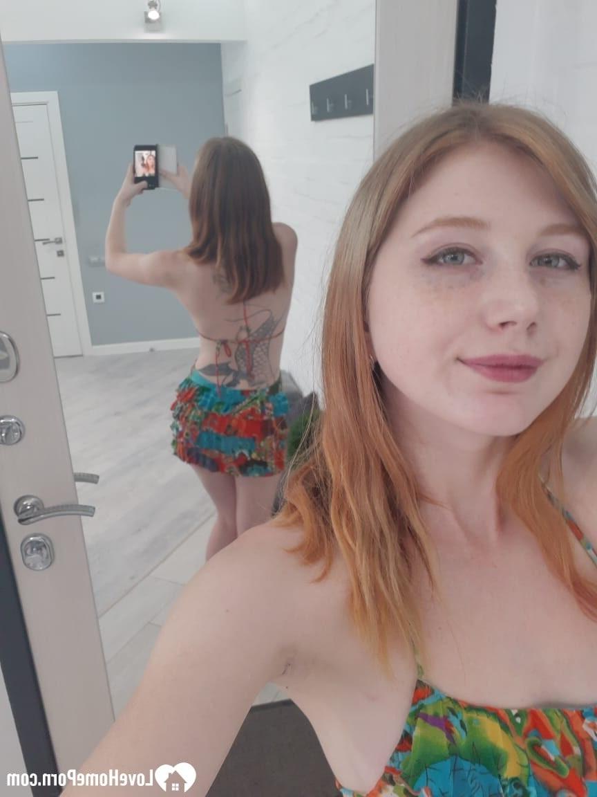 20P Chica pelirroja caliente se quita su vestido colorido y posa desnuda en el espejo