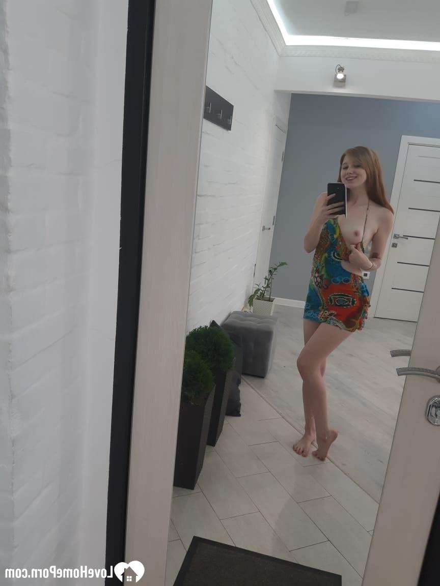 20P Chica pelirroja caliente se quita su vestido colorido y posa desnuda en el espejo