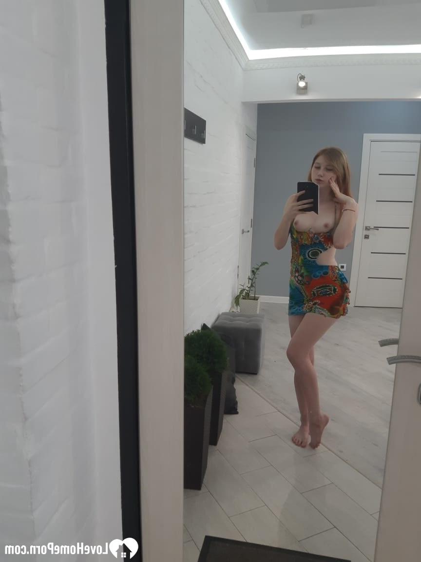 20P Chica pelirroja caliente se quita su vestido colorido y posa desnuda en el espejo
