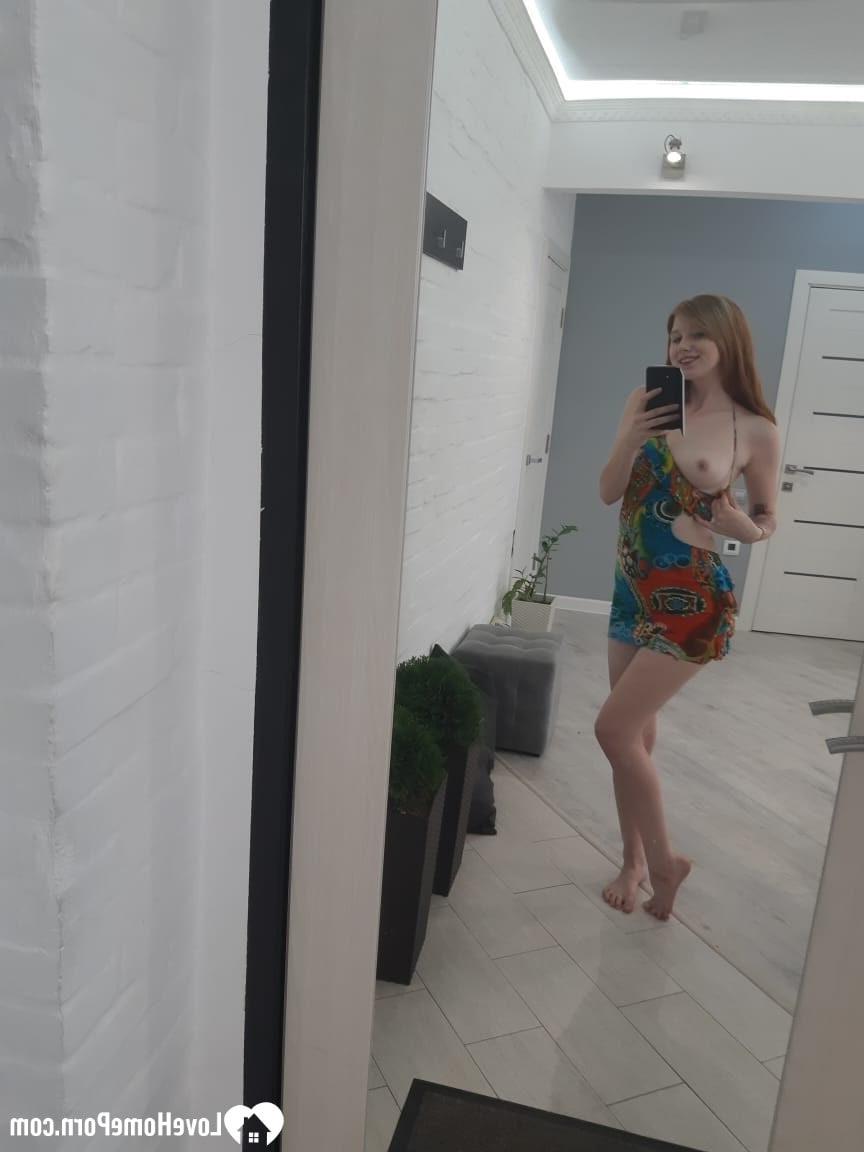 20P Chica pelirroja caliente se quita su vestido colorido y posa desnuda en el espejo