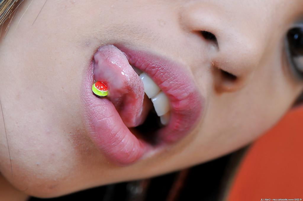 16P Petite Latina amadora Chelle expondo calcinha fio dental e bunda sob o uniforme