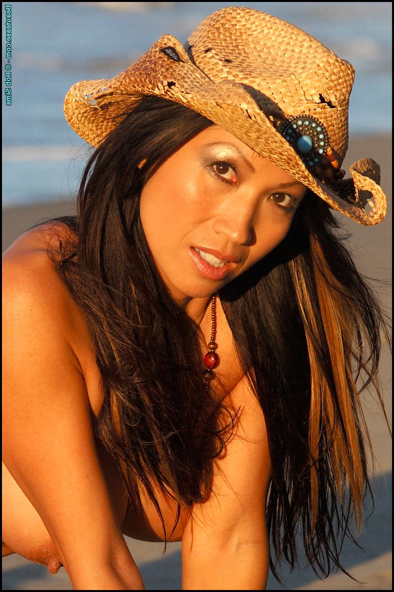 15P La modelo asiática de fitness Rossie Cottrell se desnuda sola en la playa