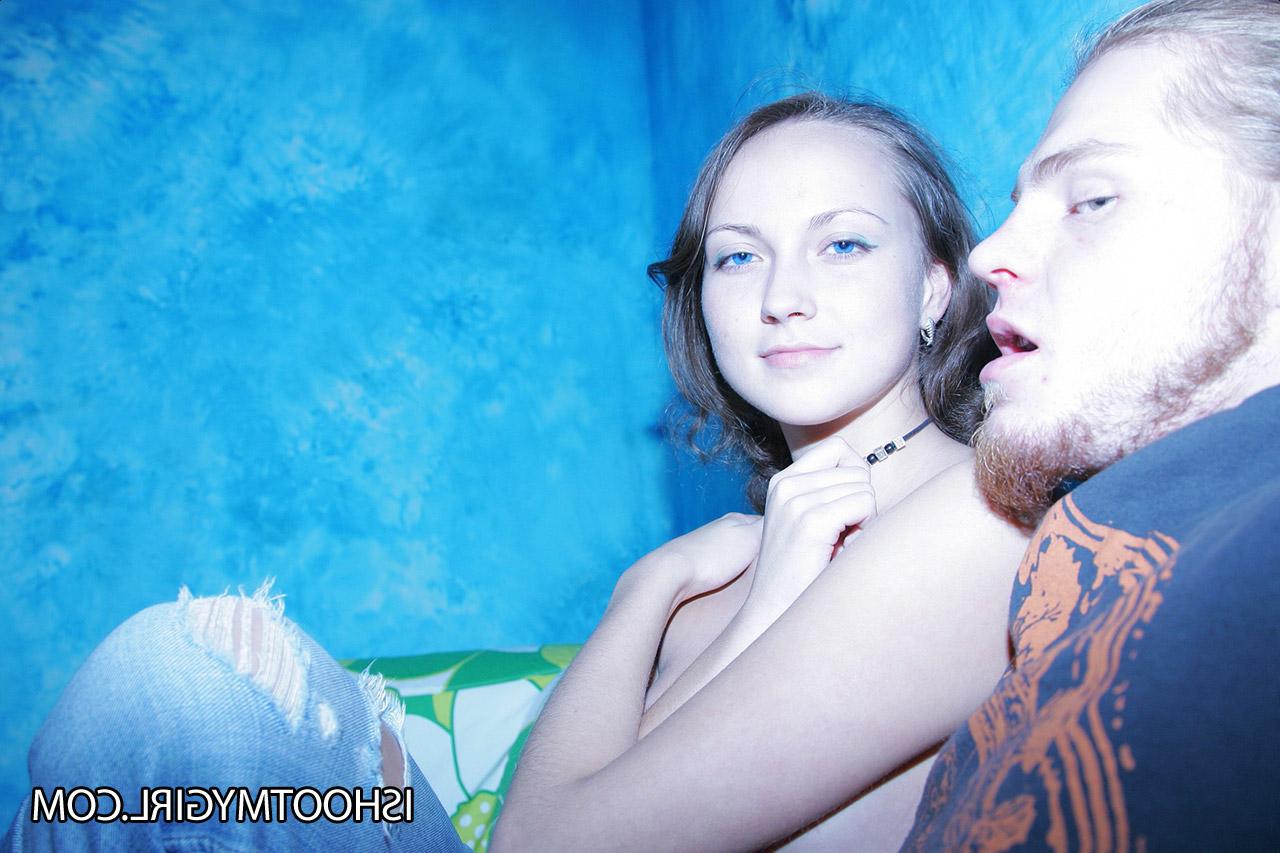 20P A adolescente tímida Tanya mostra seus peitos pequenos enquanto tira selfies de topless com seu namorado