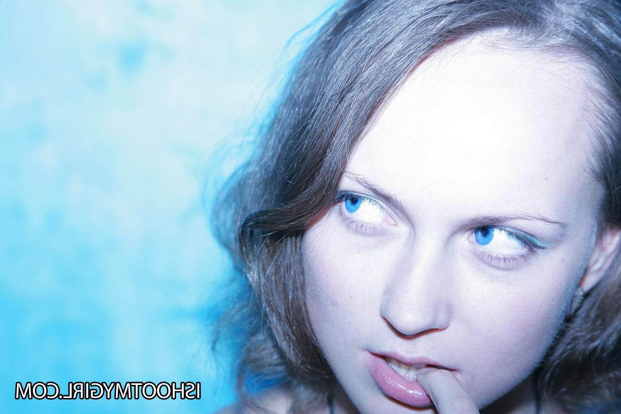 20P A adolescente tímida Tanya mostra seus peitos pequenos enquanto tira selfies de topless com seu namorado