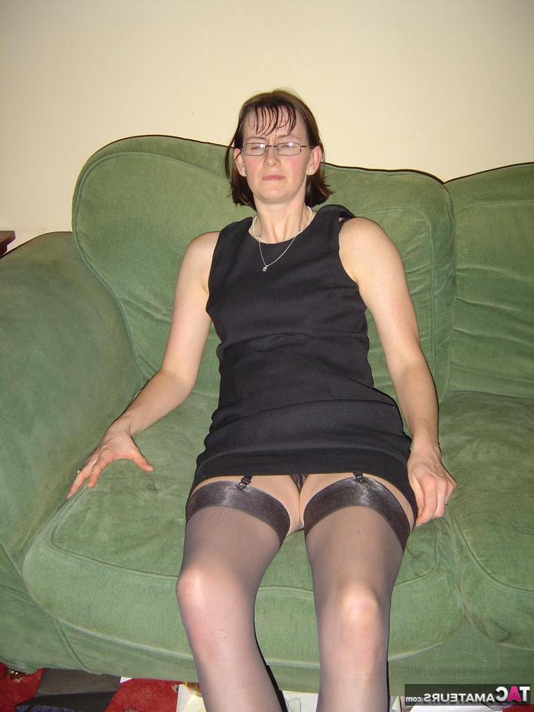 16P Die ältere Amateur-Schlampe Schottin Susan trägt beim POV-Sex mit einem Mann ihre Brille