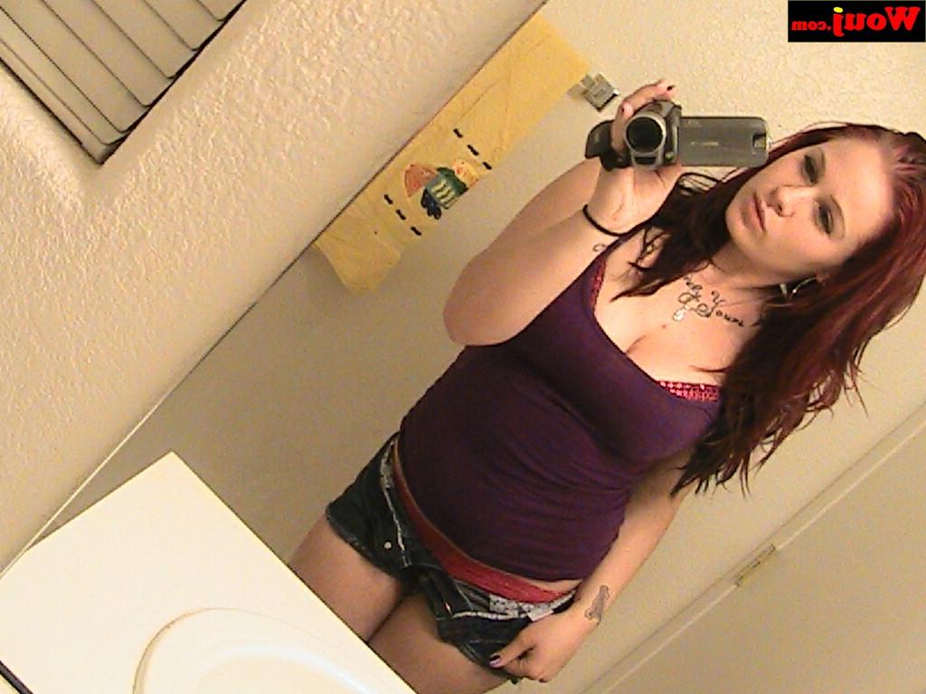 15P Gata ruiva sexy posa de lingerie enquanto tira selfies no espelho