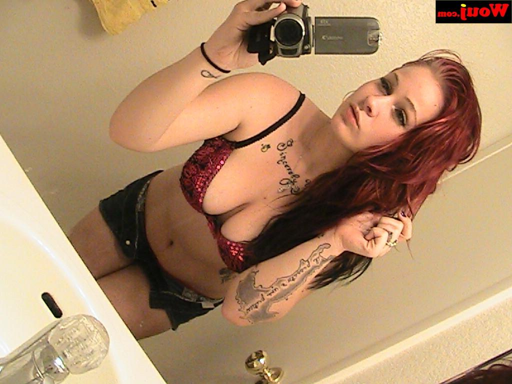 15P Gata ruiva sexy posa de lingerie enquanto tira selfies no espelho