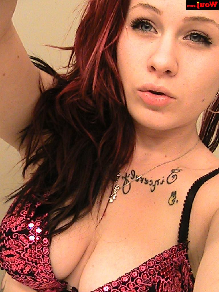 15P Gata ruiva sexy posa de lingerie enquanto tira selfies no espelho