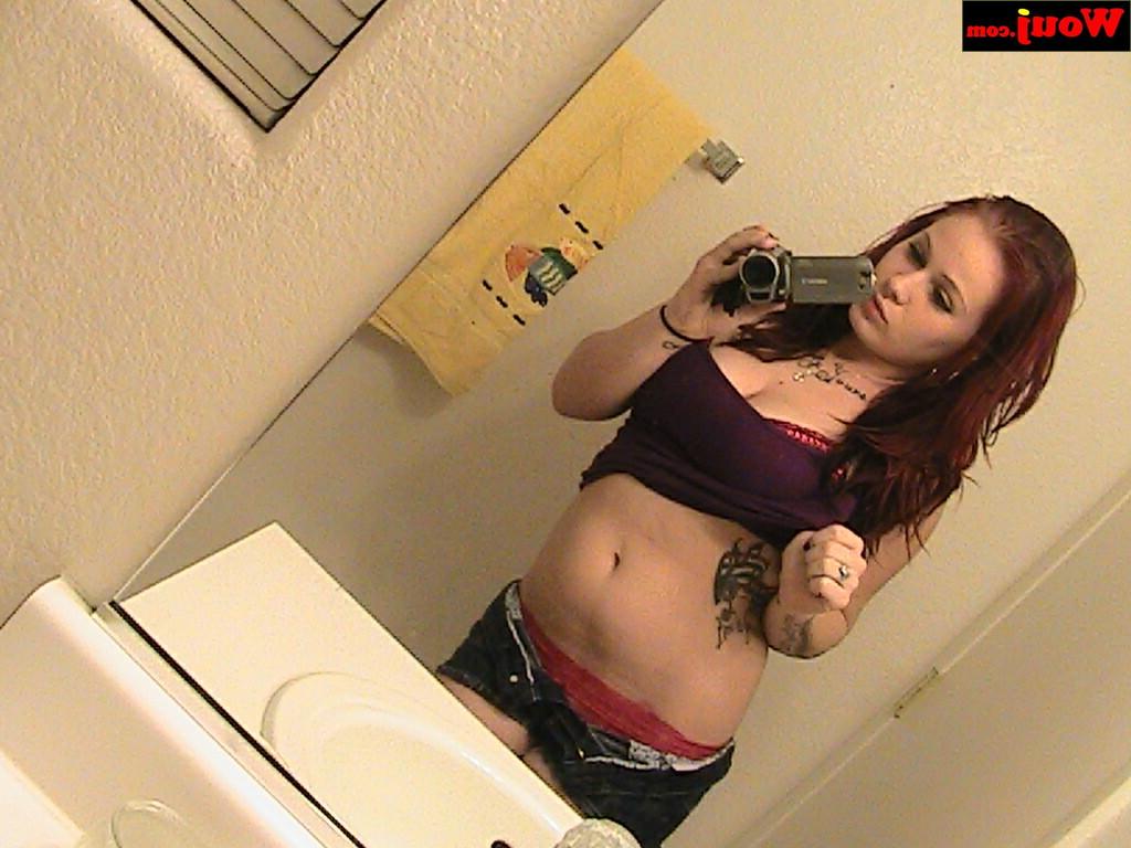 15P Gata ruiva sexy posa de lingerie enquanto tira selfies no espelho