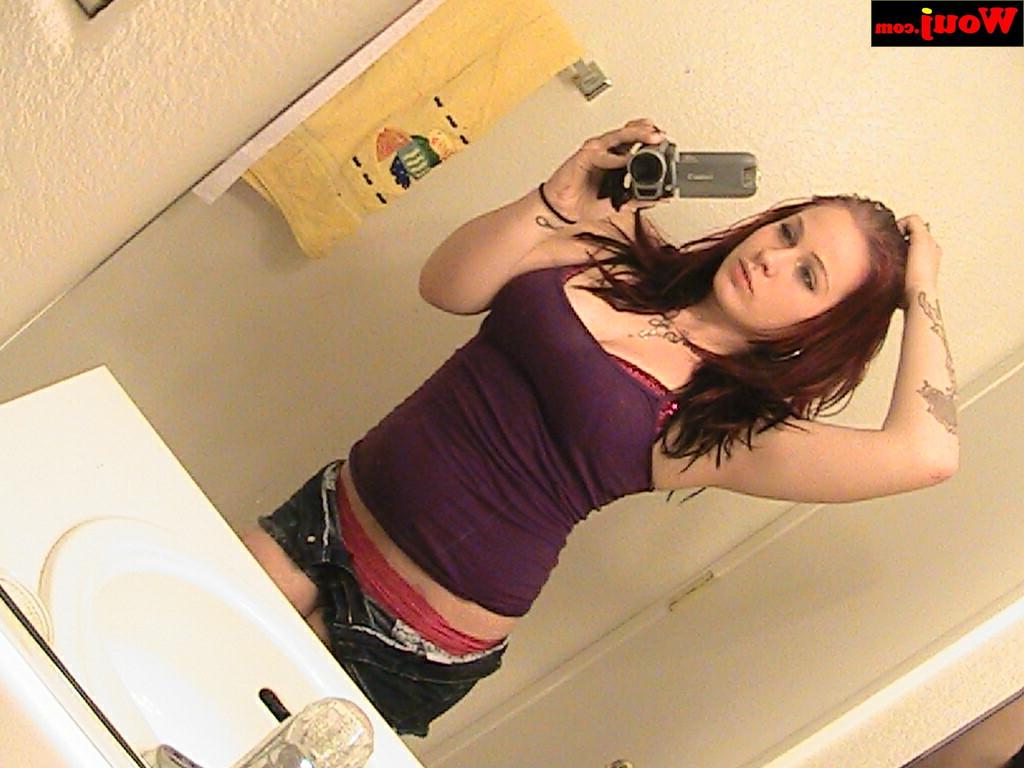 15P Gata ruiva sexy posa de lingerie enquanto tira selfies no espelho