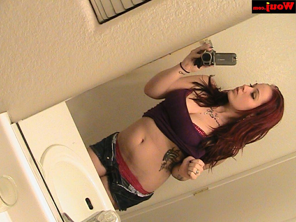 15P Gata ruiva sexy posa de lingerie enquanto tira selfies no espelho