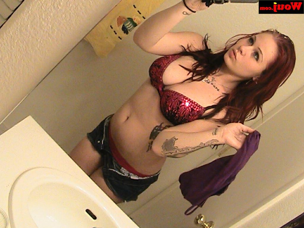 15P Gata ruiva sexy posa de lingerie enquanto tira selfies no espelho