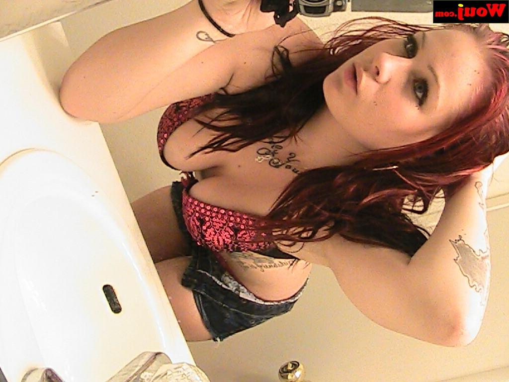 15P Gata ruiva sexy posa de lingerie enquanto tira selfies no espelho
