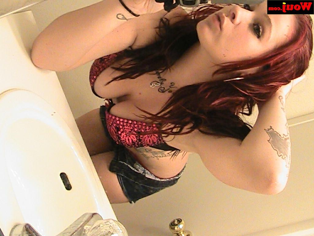 15P Gata ruiva sexy posa de lingerie enquanto tira selfies no espelho