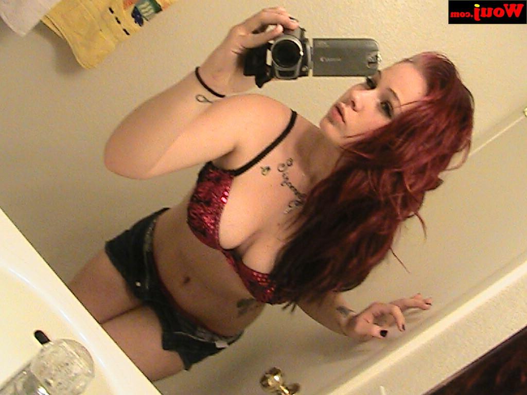 15P Gata ruiva sexy posa de lingerie enquanto tira selfies no espelho