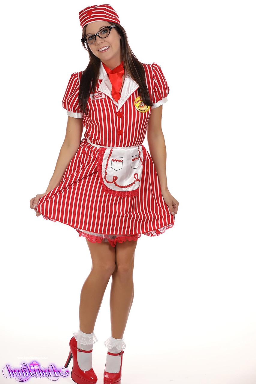 15P A linda adolescente Andi Land perde os peitos e a bunda de seu lindo uniforme de óculos
