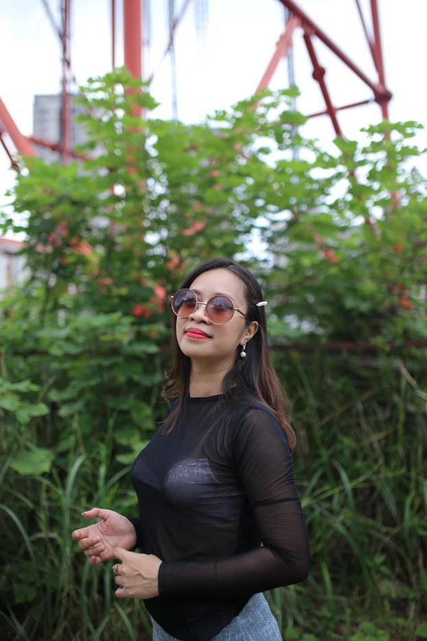 20P La petite asiatique Jessica Phuong exhibe sans vergogne son soutien-gorge en public.