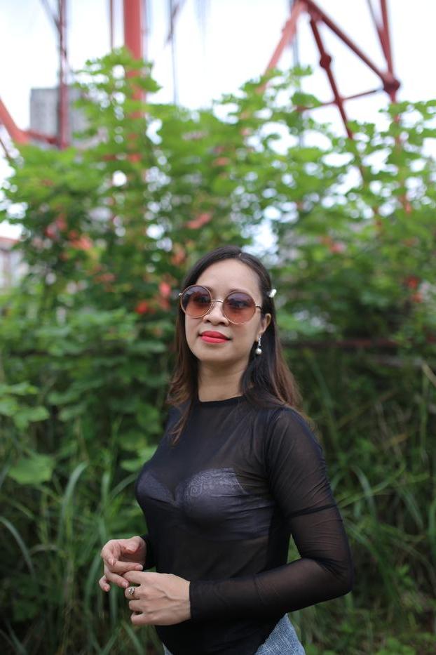 20P La petite asiatique Jessica Phuong exhibe sans vergogne son soutien-gorge en public.