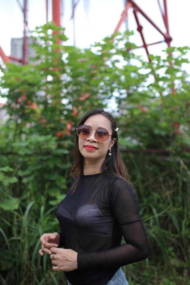 20P La petite asiatique Jessica Phuong exhibe sans vergogne son soutien-gorge en public.