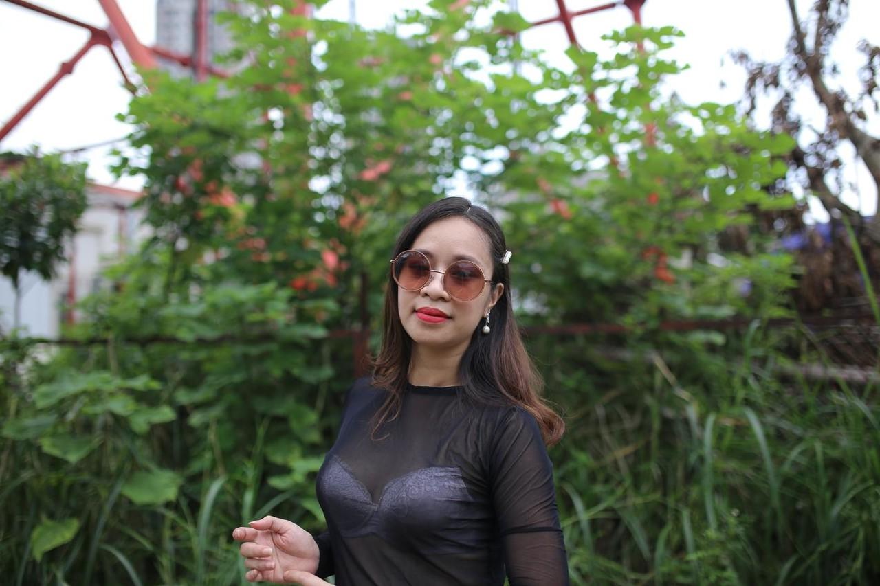 20P La petite asiatique Jessica Phuong exhibe sans vergogne son soutien-gorge en public.