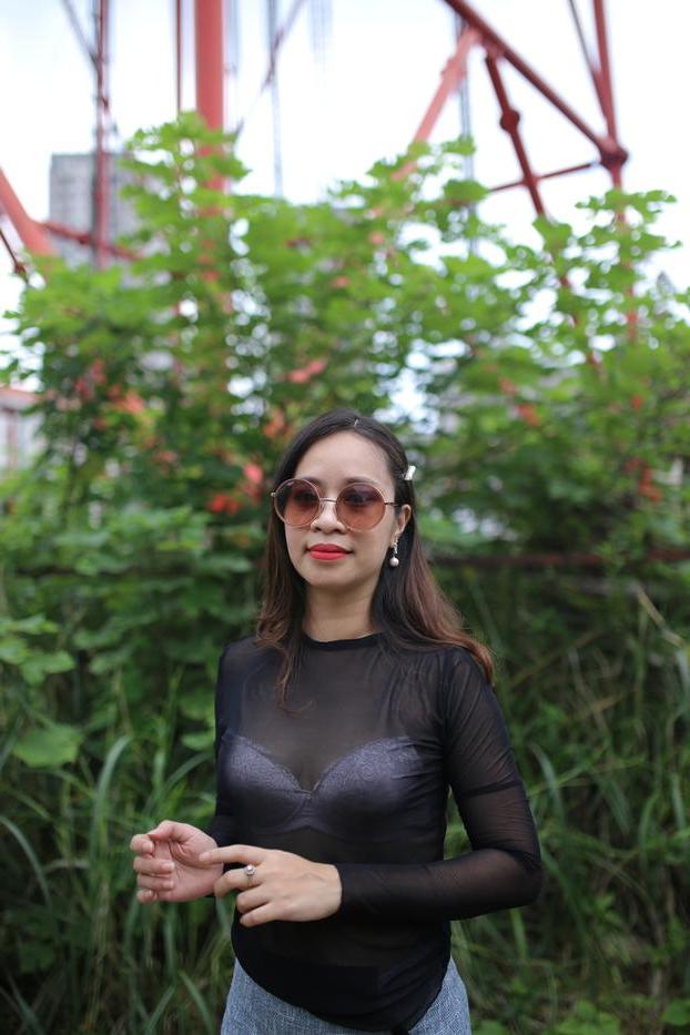 20P La petite asiatique Jessica Phuong exhibe sans vergogne son soutien-gorge en public.