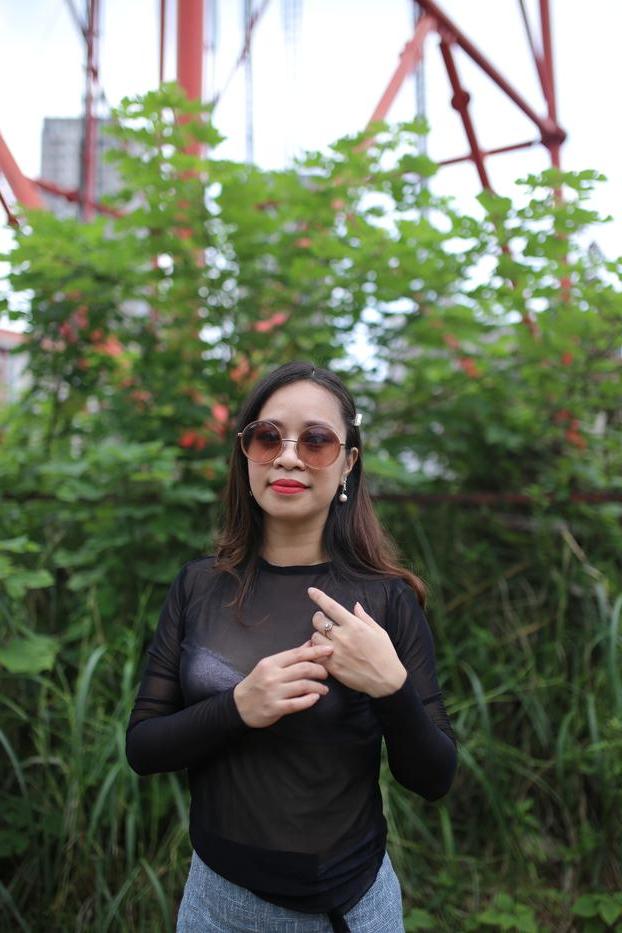 20P La petite asiatique Jessica Phuong exhibe sans vergogne son soutien-gorge en public.
