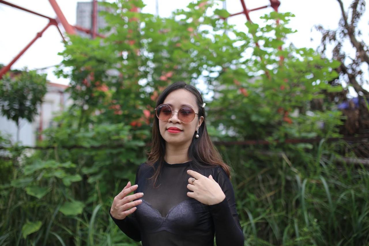 20P La petite asiatique Jessica Phuong exhibe sans vergogne son soutien-gorge en public.