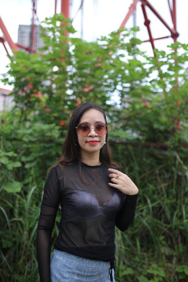 20P La petite asiatique Jessica Phuong exhibe sans vergogne son soutien-gorge en public.