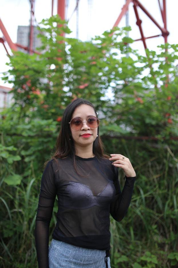 20P La petite asiatique Jessica Phuong exhibe sans vergogne son soutien-gorge en public.