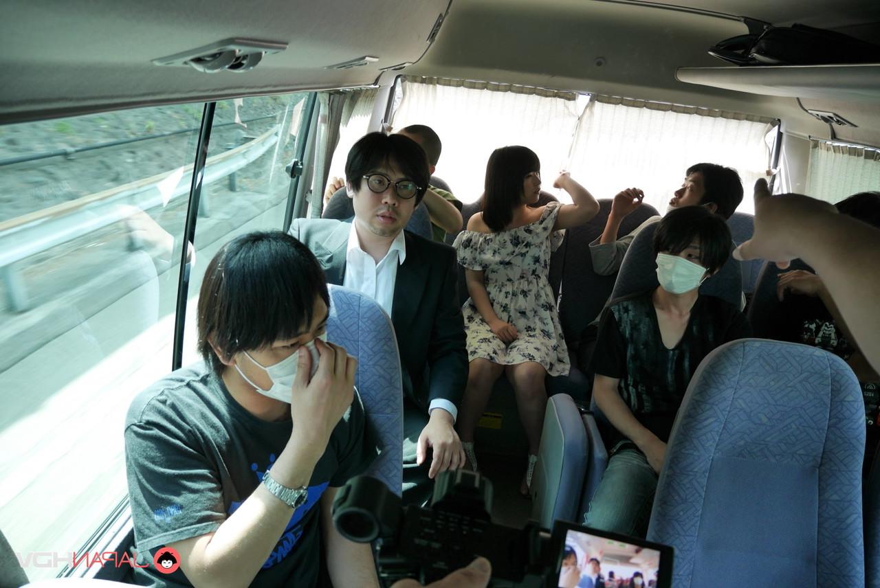 19P A gata japonesa safada Tsuna Kimura golpeia um grupo de homens no ônibus